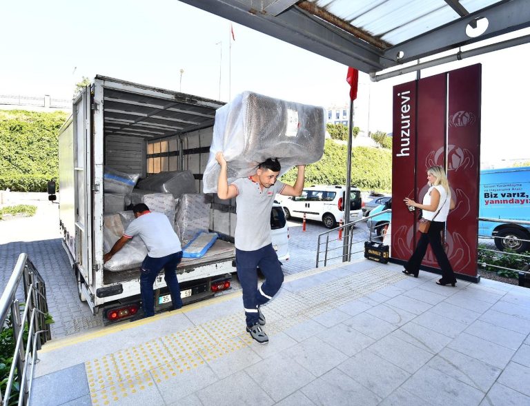 İzmirli mobilya firmasından Zübeyde Hanım Huzurevi’ne anlamlı destek