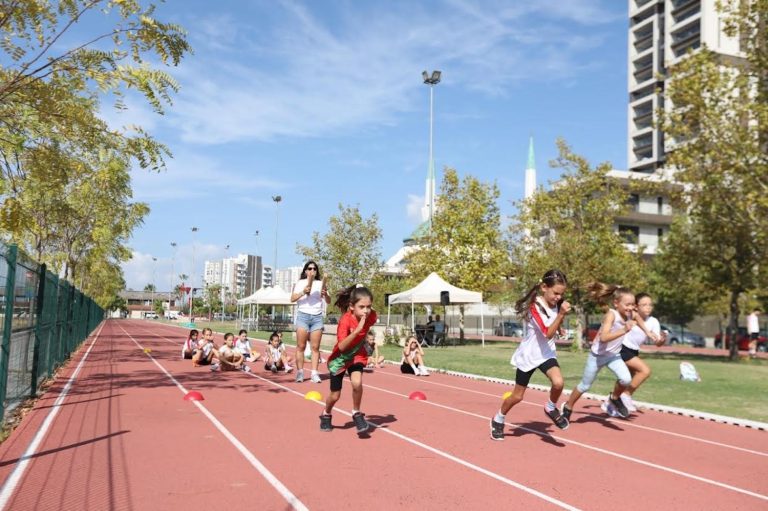 Karşıyakalı çocuklar atletizm şenliğinde yarıştı