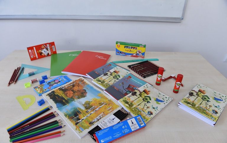 İzmir’de yangın mağduru öğrencilere kırtasiye desteği