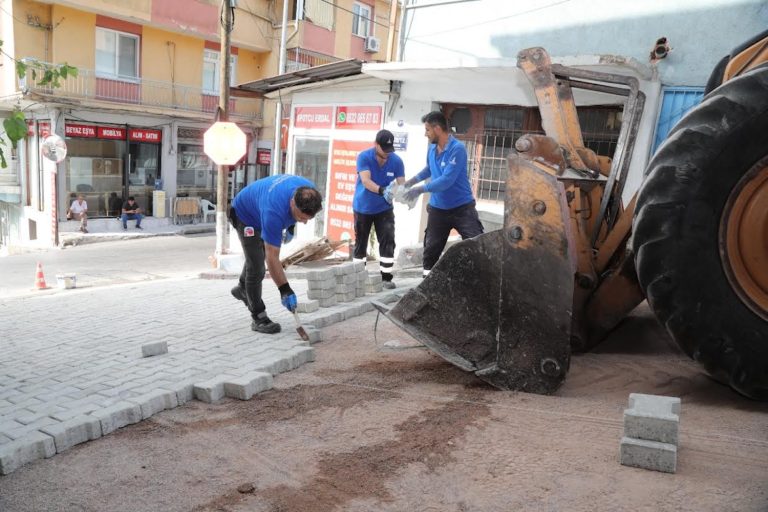 Bayraklı’da yol yenileme seferberliği 