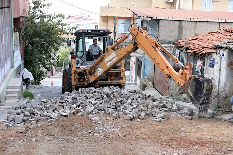 Bayraklı’da yol yenileme seferberliği sürüyor