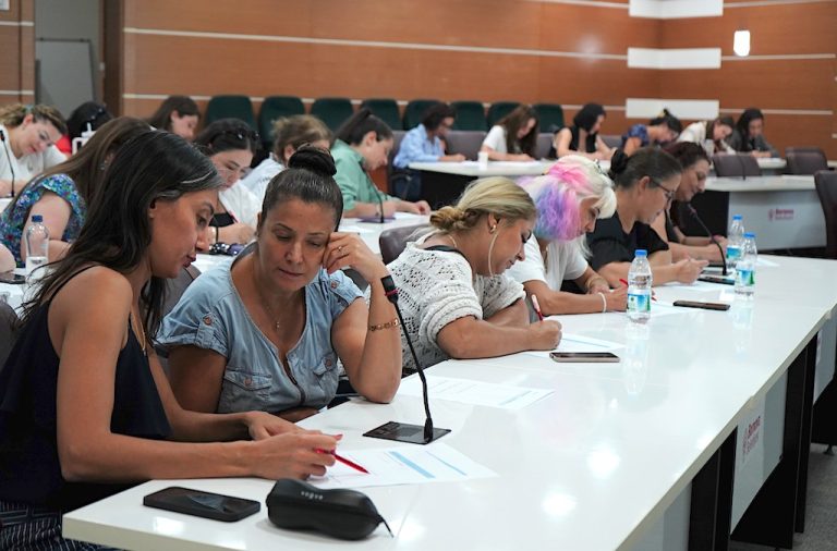 Bornova’da ailelere özel ebeveynlik eğitimi