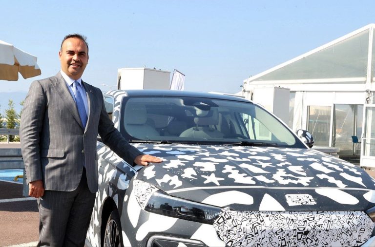 Bakan Kacır, Togg’un sedan modeli T10F’i test etti