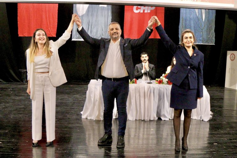 CHP İzmir Gençlik Kolları’nda bayrak değişimi