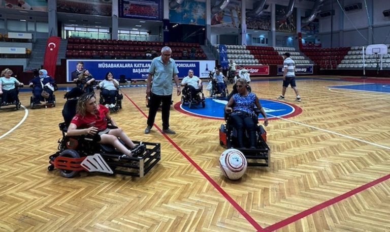 Engeller tekerlekli sandalye futbolu ile kalktı