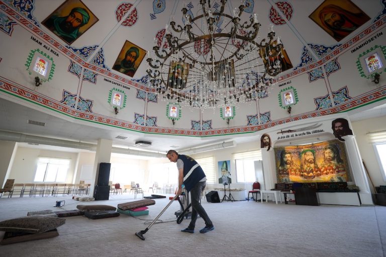 Buca’da temizlik sırası ibadethanelerde