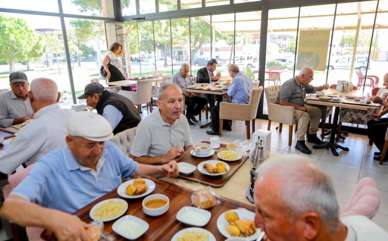 Bayraklı’da üçüncü kent lokantası açıldı