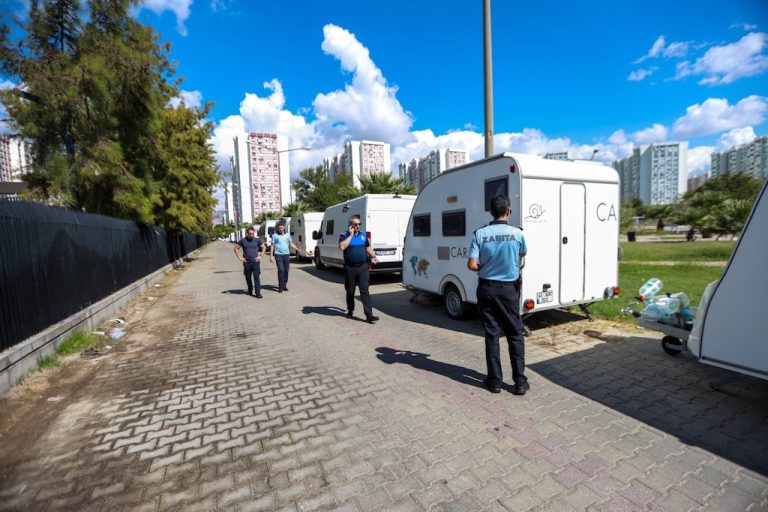 Karşıyaka Belediyesi’nden karavanla etkin mücadele
