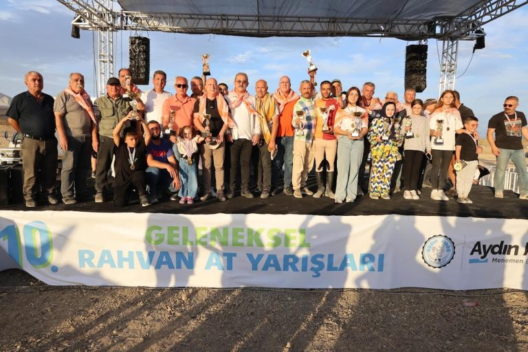 Menemen’de rahvan at şöleni yaşandı