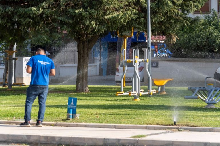 İzmir’in parklarında akıllı sulama dönemi