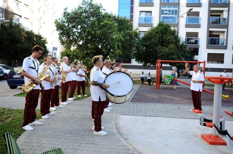 Karşıyaka Belediye Bandosu’ndan coşku dolu sokak konserleri