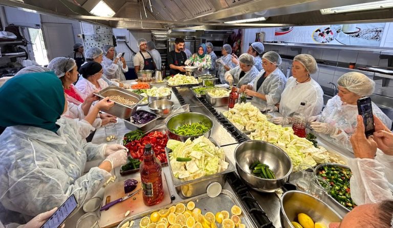 Kadınların emeği sosyal dayanışmaya dönüşüyor