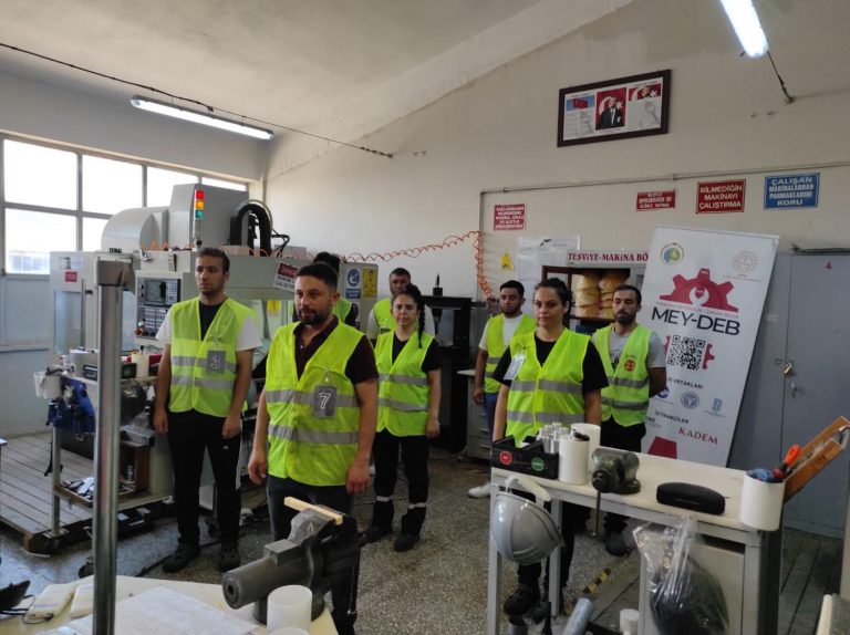İzmir’de mesleki yeterlilik kursları devam ediyor