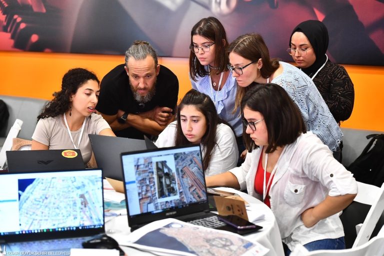 Öğrenciler yapay zekâ ile Alsancak’ı tasarladılar