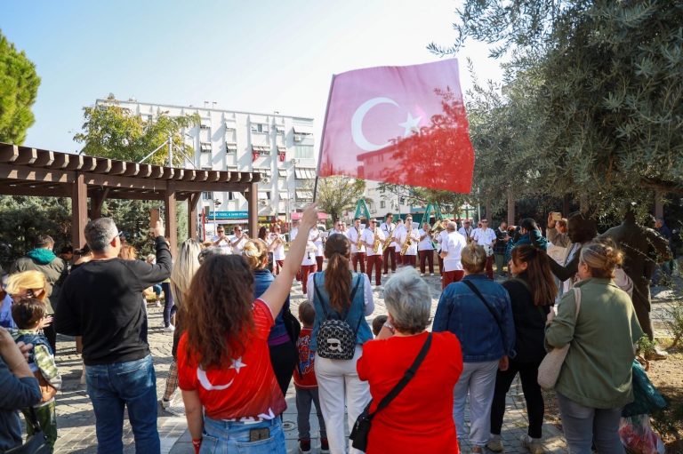 Karşıyaka’da Cumhuriyet Bayramı gururla kutlanıyor