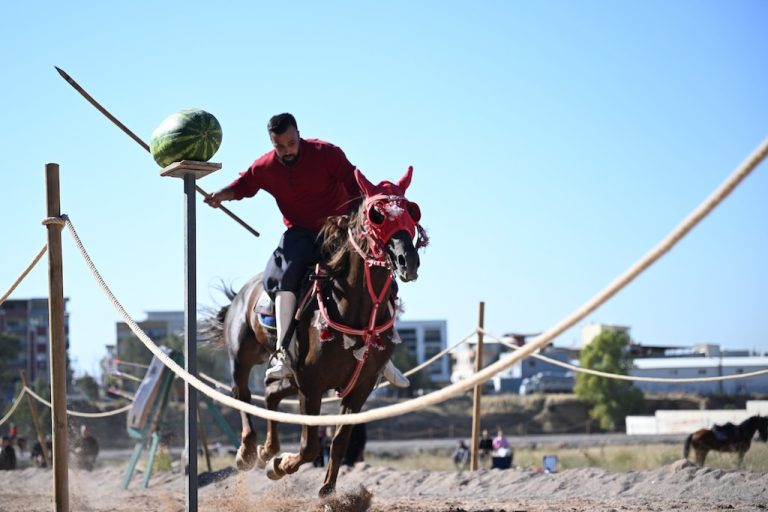 Bornova’da geleneksel Rahvan At Yarışları nefes kesti