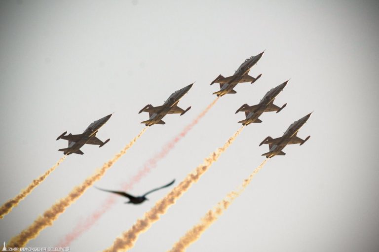 Türk Yıldızları 29 Ekim provasında göz doldurdu