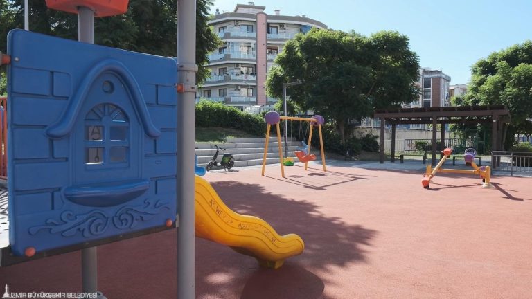 İzmir’in parkları güvenli hale geliyor