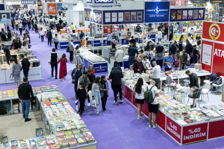İZKİTAP hafta sonu on binleri ağırladı