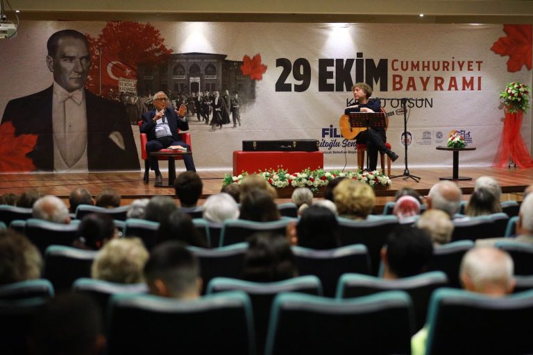 ‘Cumhuriyet’in Aydınlığı’ mısralarla melodileri buluşturdu