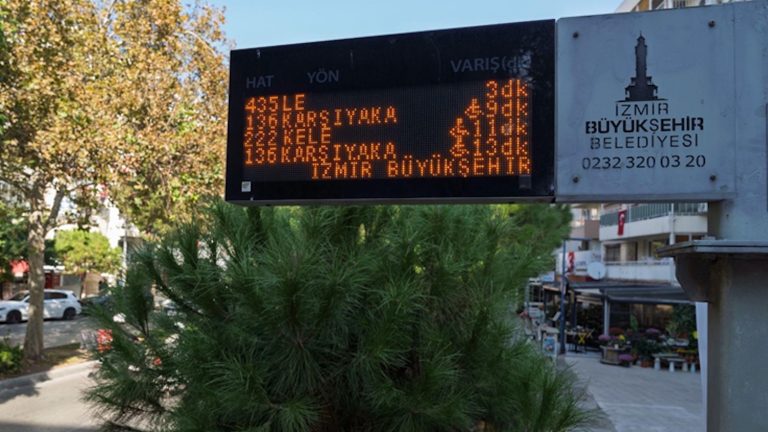 İzmir’de akıllı duraklar devrede