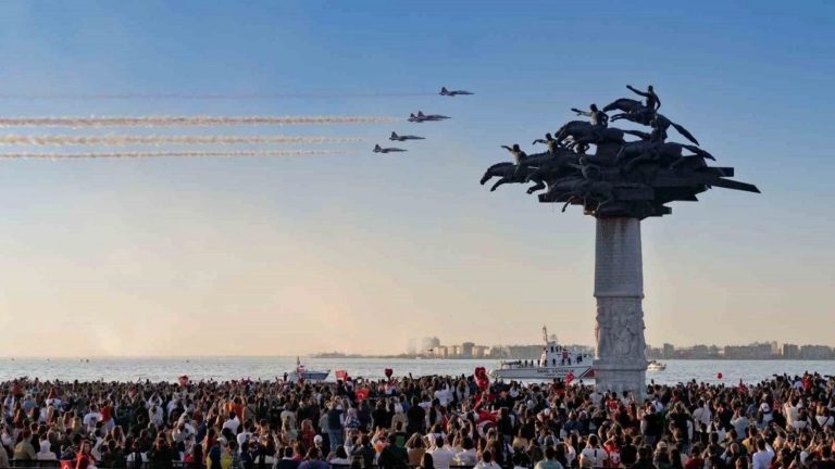 İzmir’de Cumhuriyetin 101. yılı coşkuyla kutlandı