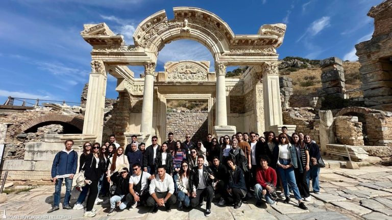 Gençler İzmir’i Geziyor’un ilk durağı; Efes ve Şirince