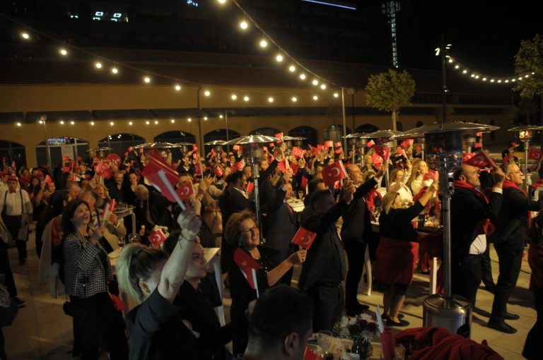 İZSİAD’dan Cumhuriyet Bayramı’na coşkulu kutlama