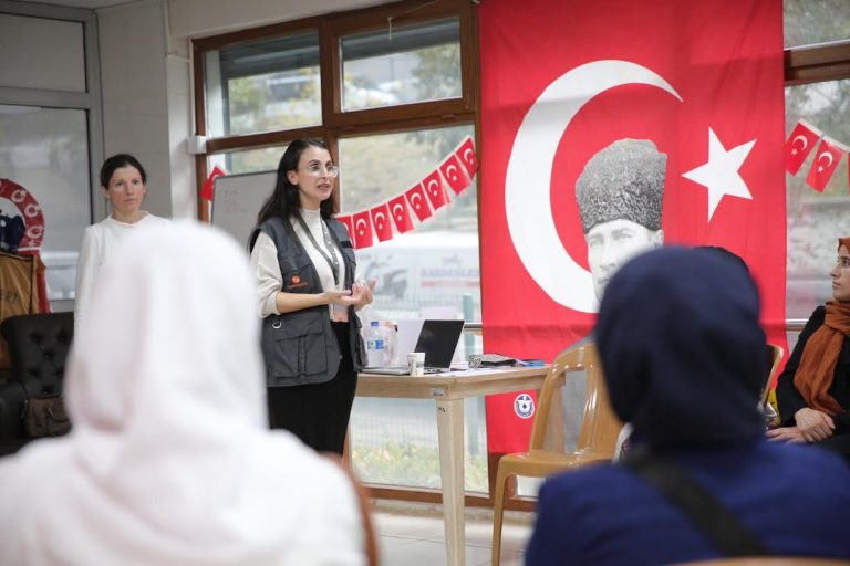 Kadınlara şiddete karşı hakları anlatıldı