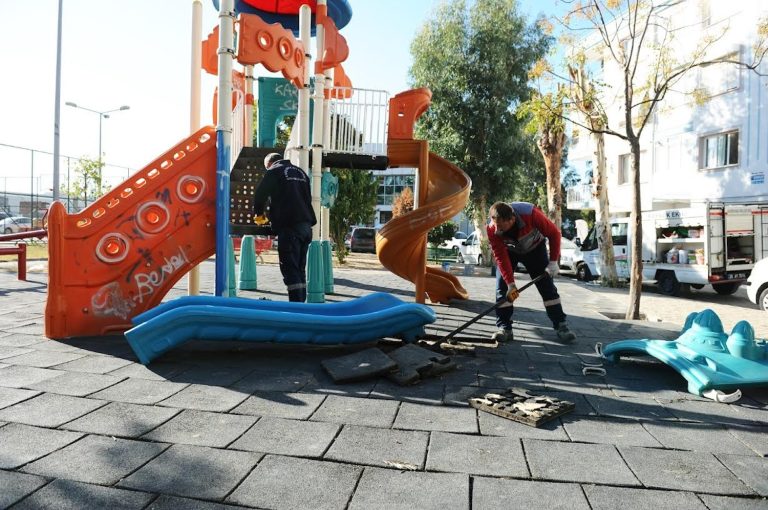 Karşıyaka’nın parkları yenileniyor