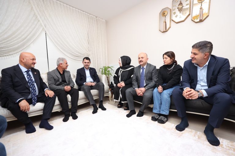 Depremzede başöğretmene anlamlı ziyaret