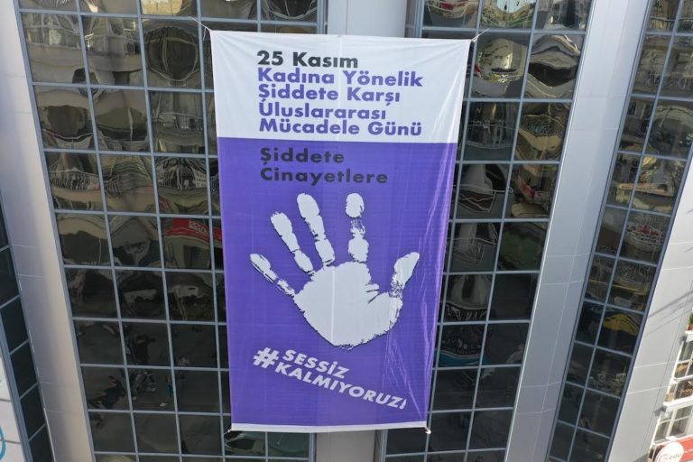 Konak’tan şiddete karşı dev afiş
