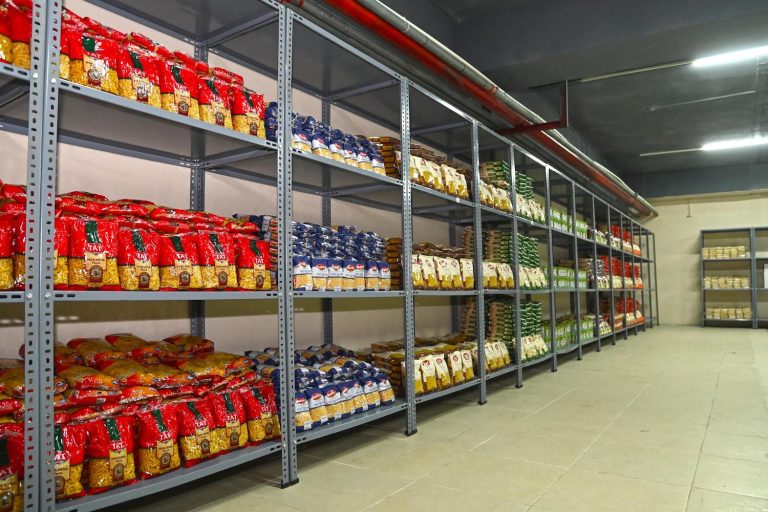 Karabağlar Belediyesi sosyal market yeni yerinde