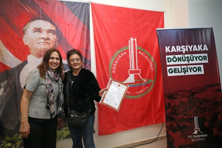 Karşıyaka Cumhuriyet Mahallesi’nde tapular dağıtıldı