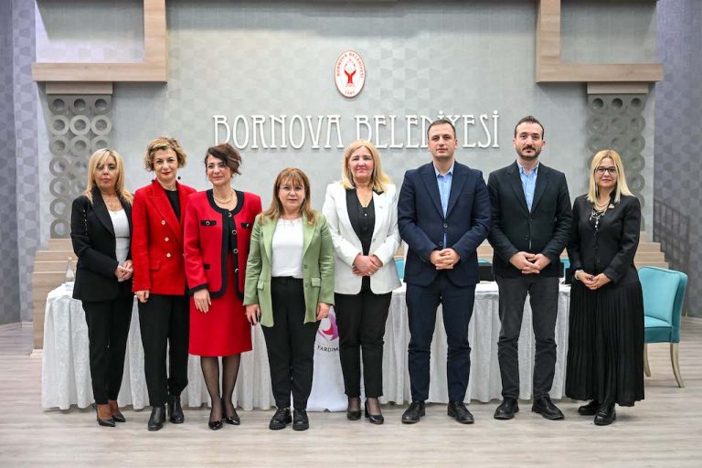Bornova Belediyesi’nden kadın haklarına duyarlı panel