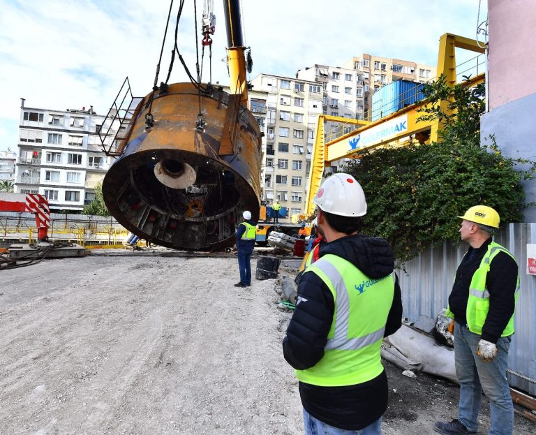 Dev makinenin kalan parçaları da taşınıyor