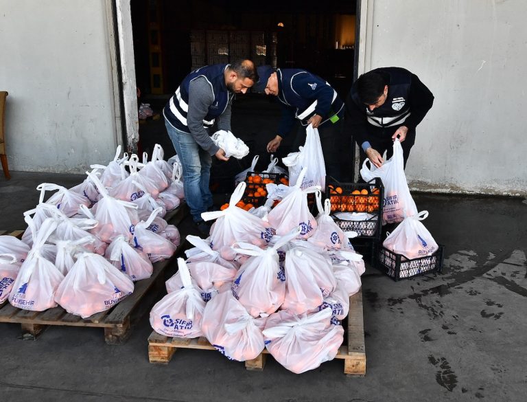 5 ton mandalina örnek iş birliği ile dağıtılıyor 