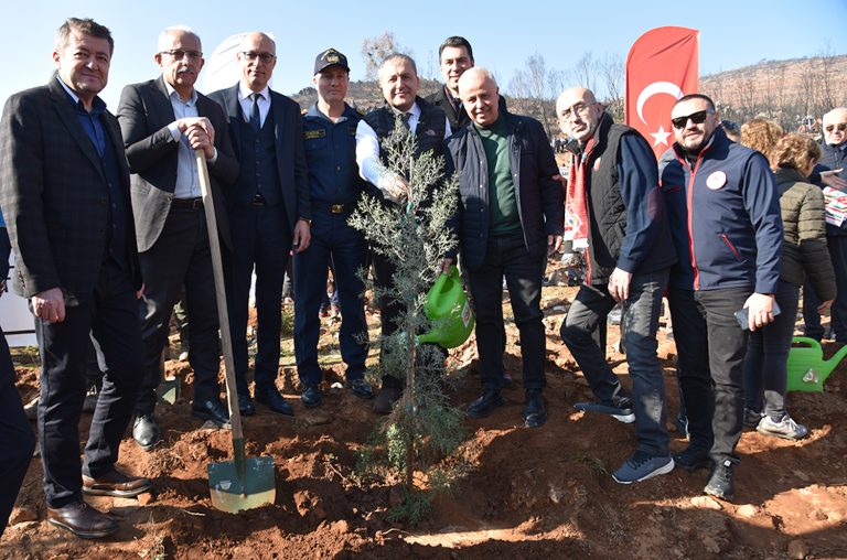Karşıyaka’ya nefes olacak 4 bin fidan toprakla buluştu
