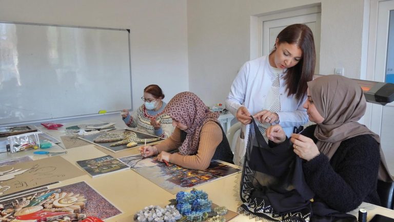Çeşme’de sanat ve eğitim kursları başladı 