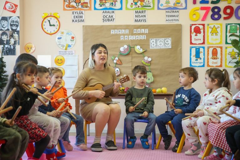 ‘Mutlu Çocuklar Oyun Evleri’ ile çocuklar da anneler de mutlu