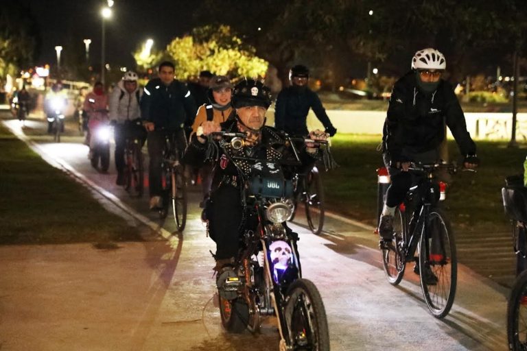 Bisiklet tutkunları gece sürüşünde buluştu