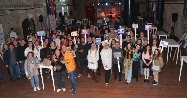 İzmir ekonomi basını 2025’i 80’ler 90’lar ile karşıladı