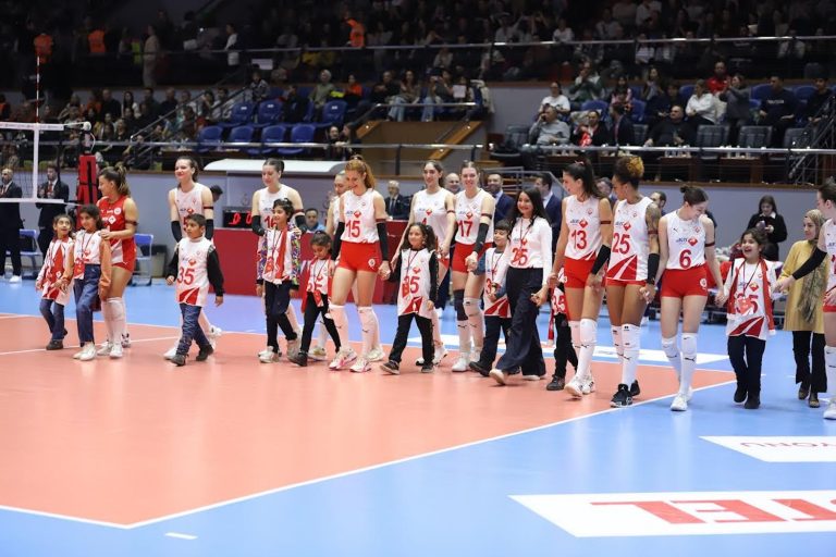 Hayallerini fileyle ören çocuklar İzmir’de