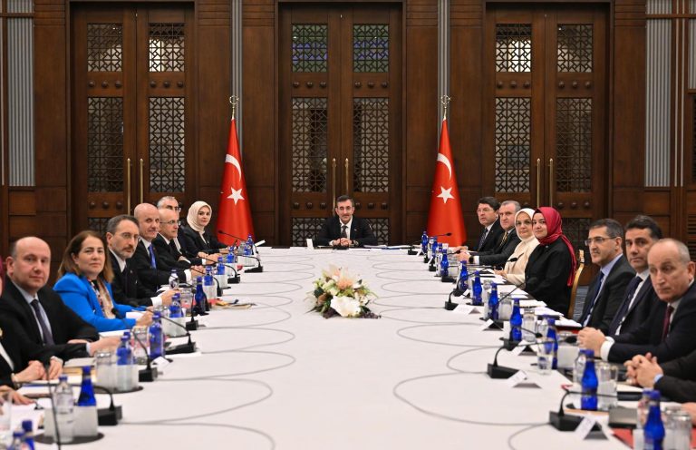 Evlenecek genç çiftlere maddi destek