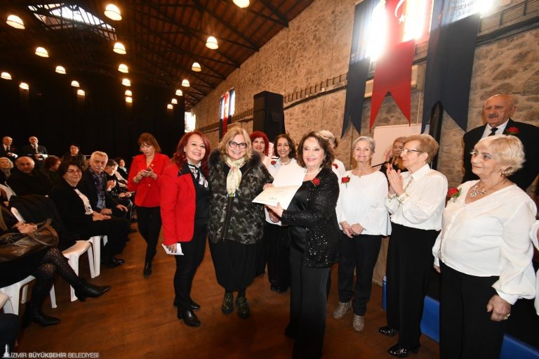 İzmir’de ileri yaşta dijital eşitlik konuşuldu