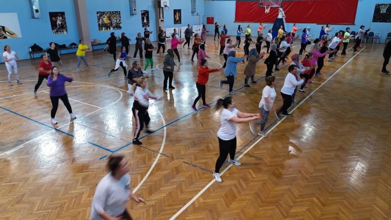 Menemenli kadınlar zumba ile buluştu