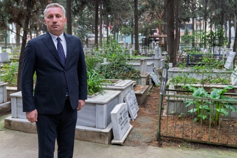 Büyükçiğli Mezarlığı’ndaki hasar gideriliyor