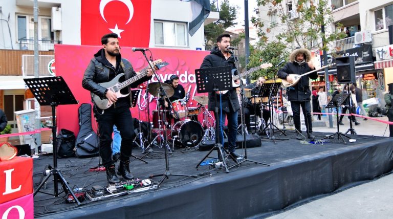 Grup Bournabat ile romantik kutlama