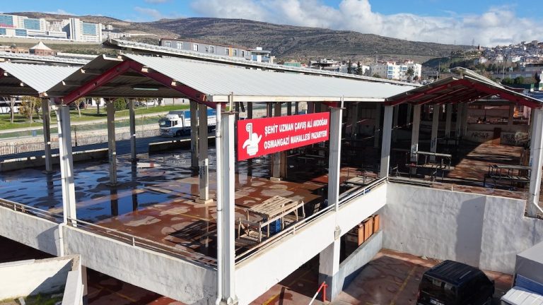 Bayraklı’da pazar yerleri yenileniyor 