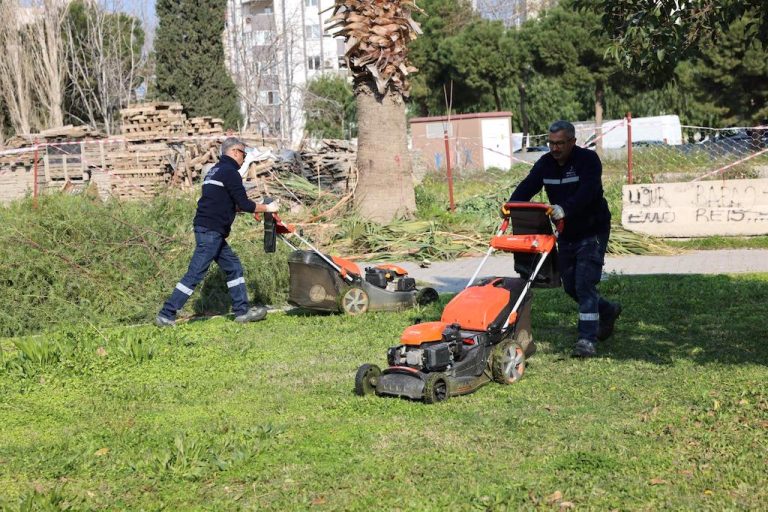 Bayraklı’da parklara kapsamlı bakım